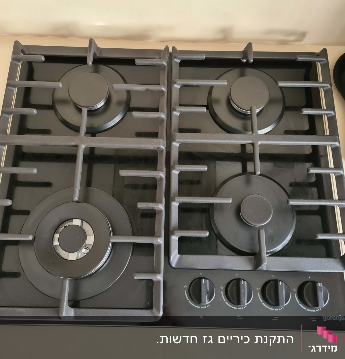כיריים גז עם ארבעה מבערים וכפתורי שליטה